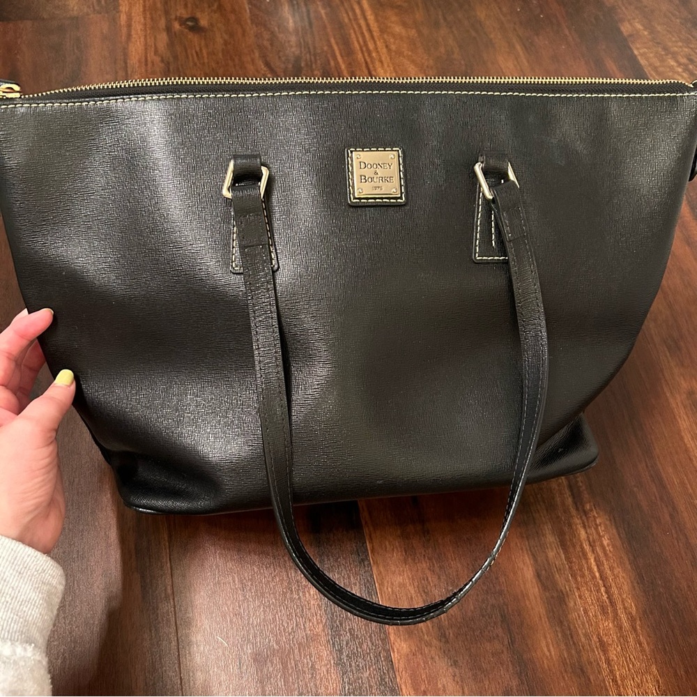 Dooney & Bourke | large black tote 🖤
